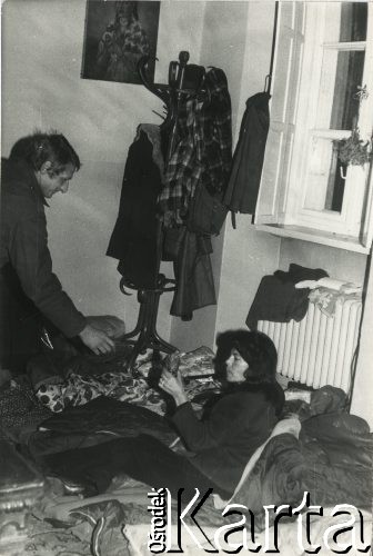 3-10.10.1979, Warszawa, Polska.
Głodówka solidarnościowa członków i sympatyków Komitetu Samoobrony Społecznej KOR (KSS KOR) w kościele Św. Krzyża w obronie więźniów politycznych w Czechosłowacji oraz aresztowanych Polaków: Adama Wojciechowskiego i Edmunda Zadrożyńskiego. Na zdjęciu Anka Kowalska i Jacek Bierezin.
Fot. NN, kolekcja Jacka Kuronia, zbiory Ośrodka KARTA