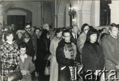 10.10.1979, Warszawa, Polska.
Msza św. odprawiona przez księdza Jana Zieję na zakończenie głodówki solidarnościowej członków i sympatyków Komitetu Samoobrony Społecznej KOR (KSS KOR) w kościele Św. Krzyża w obronie więźniów politycznych w Czechosłowacji oraz aresztowanych Polaków: Adama Wojciechowskiego i Edmunda Zadrożyńskiego. W pierwszym rzędzie stoją: Anka Kowalska i Jacek Bierezin; w drugim: Jan Lityński i Mariusz Wilk; w trzecim po prawej Jerzy Markuszewski; w środku (za kobietą w czarnym płaszczu) prof. Jan Kielanowski.
Fot. NN, kolekcja Jacka Kuronia, zbiory Ośrodka KARTA