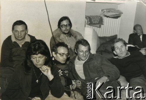 3-10.10.1979, Warszawa, Polska.
Głodówka solidarnościowa członków i sympatyków Komitetu Samoobrony Społecznej KOR (KSS KOR) w kościele Św. Krzyża w obronie więźniów politycznych w Czechosłowacji oraz aresztowanych Polaków: Adama Wojciechowskiego i Edmunda Zadrożyńskiego. Siedzą z przodu: Anka Kowalska, Jan Lityński, Jacek Bierezin, Andrzej Czuma; pod ścianą: Jerzy Markuszewski i Mariusz Wilk.
Fot. NN, kolekcja Jacka Kuronia, zbiory Ośrodka KARTA.