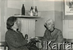 3-10.10.1979, Warszawa, Polska.
Głodówka solidarnościowa członków i sympatyków Komitetu Samoobrony Społecznej KOR (KSS KOR) w kościele Św. Krzyża w obronie więźniów politycznych w Czechosłowacji oraz aresztowanych Polaków: Adama Wojciechowskiego i Edmunda Zadrożyńskiego. Z prawej siedzi Halina Mikołajska.
Fot. NN, kolekcja Jacka Kuronia, zbiory Ośrodka KARTA.