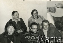 3-10.10.1979, Warszawa, Polska.
Głodówka solidarnościowa członków i sympatyków Komitetu Samoobrony Społecznej KOR (KSS KOR) w kościele Św. Krzyża w obronie więźniów politycznych w Czechosłowacji oraz aresztowanych Polaków: Adama Wojciechowskiego i Edmunda Zadrożyńskiego. Z przodu siedzą: Anka Kowalska, Jan Lityński, Jacek Bierezin; pod ścianą: Jerzy Markuszewski i Mariusz Wilk.
Fot. NN, kolekcja Jacka Kuronia, zbiory Ośrodka KARTA.