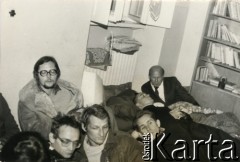 3-10.10.1979, Warszawa, Polska.
Głodówka solidarnościowa członków i sympatyków Komitetu Samoobrony Społecznej KOR (KSS KOR) w kościele Św. Krzyża w obronie więźniów politycznych w Czechosłowacji oraz aresztowanych Polaków: Adama Wojciechowskiego i Edmunda Zadrożyńskiego. Z przodu: Jan Lityński, Jacek Bierezin, Andrzej Czuma; pod ścianą Mariusz Wilk; leży ksiądz Stanisław Małkowski.
Fot. NN, kolekcja Jacka Kuronia, zbiory Ośrodka KARTA.