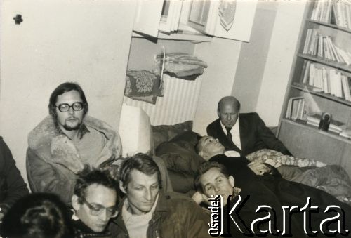 3-10.10.1979, Warszawa, Polska.
Głodówka solidarnościowa członków i sympatyków Komitetu Samoobrony Społecznej KOR (KSS KOR) w kościele Św. Krzyża w obronie więźniów politycznych w Czechosłowacji oraz aresztowanych Polaków: Adama Wojciechowskiego i Edmunda Zadrożyńskiego. Z przodu: Jan Lityński, Jacek Bierezin, Andrzej Czuma; pod ścianą Mariusz Wilk; leży ksiądz Stanisław Małkowski.
Fot. NN, kolekcja Jacka Kuronia, zbiory Ośrodka KARTA.