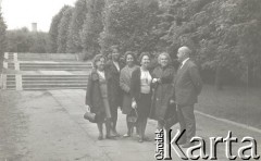 1970, Warszawa, Polska.
Park im. Stefana Żeromskiego. Stoją od lewej: Janina Koziej jej córka Barbara Sukniewicz, Wanda Kuroń, Stefania Domańska, Zofia Fertig i Henryk Kuroń.
Fot. NN, kolekcja Jacka Kuronia, zbiory Ośrodka KARTA