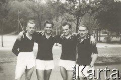 1954-1955, Warszawa, Polska.
Sztafeta 4x100 metrów Państwowej Wyższej Szkoły Pedagogicznej, 2. z lewej Jacek Kuroń.
Fot. NN, kolekcja Jacka Kuronia, zbiory Ośrodka KARTA