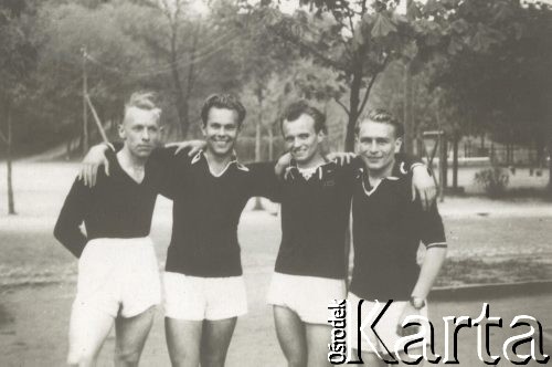 1954-1955, Warszawa, Polska.
Sztafeta 4x100 metrów Państwowej Wyższej Szkoły Pedagogicznej, 2. z lewej Jacek Kuroń.
Fot. NN, kolekcja Jacka Kuronia, zbiory Ośrodka KARTA