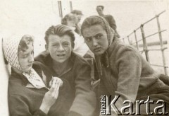 1960, Polska.
Statek płynący do Włocławka, z prawej Grażyna (Gaja) Kuroń z domu Borucka.
Fot. NN, kolekcja Jacka Kuronia, zbiory Ośrodka KARTA