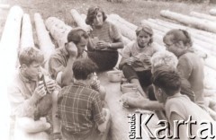 1957, Bieszczady, Polska.
Obóz walterowców, na zdjęciu z lewej: Zenon Tracz, Wojciech Tarnowski, Jacek Kuroń, z prawej: Kalina Pięcińska (w okularach), Zbigniew Święcki, Andrzej Kuroń.
Fot. NN, kolekcja Jacka Kuronia, zbiory Ośrodka KARTA
