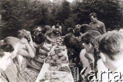 Lata 50., Polska.
Obóz walterowców, z prawej stoi Jacek Kuroń.
Fot. NN, kolekcja Jacka Kuronia, zbiory Ośrodka KARTA