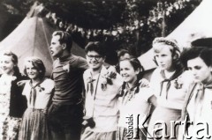 Lata 50., Polska.
Obóz walterowców, 3. z lewej Jacek Kuroń, obok Marcin Kula, na zdjęciu także Joanna Stępniewska, Halina Hałas i Anna Kozicka.
Fot. NN, kolekcja Jacka Kuronia, zbiory Ośrodka KARTA