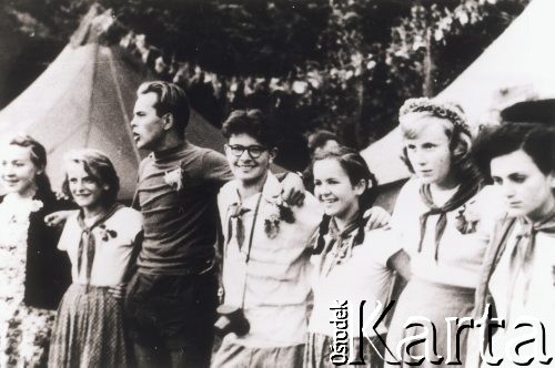 Lata 50., Polska.
Obóz walterowców, 3. z lewej Jacek Kuroń, obok Marcin Kula, na zdjęciu także Joanna Stępniewska, Halina Hałas i Anna Kozicka.
Fot. NN, kolekcja Jacka Kuronia, zbiory Ośrodka KARTA