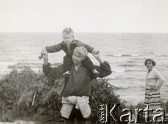 Lata 50., Ustronie Morskie, Polska.
Z przodu stoi Andrzej Kuroń, w oddali po prawej jego matka Wanda Kuroń z domu Rudeńska.
Fot. NN, kolekcja Jacka Kuronia, zbiory Ośrodka KARTA