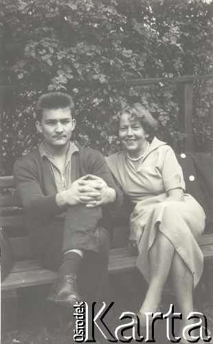 Lata 50., Warszawa, Polska.
Wanda Kuroń z domu Rudeńska z siostrzeńcem Wacławem Sukniewiczem.
Fot. NN, kolekcja Jacka Kuronia, zbiory Ośrodka KARTA