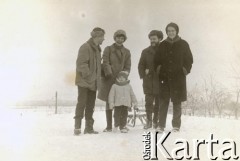 Lata 60., Polska.
2. z lewej Grażyna (Gaja) Kuroń z domu Borucka, z prawej Wanda Szymańska.
Fot. NN, kolekcja Jacka Kuronia, zbiory Ośrodka KARTA