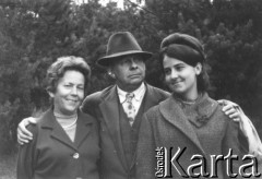 Ok. 1970, Warszawa, Polska.
Wanda z domu Rudeńska i Henryk Kuroń oraz Barbara Sukniewicz.
Fot. NN, kolekcja Jacka Kuronia, zbiory Ośrodka KARTA