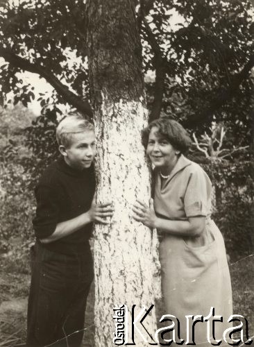 Lata 50., Warszawa, Polska.
Wanda Kuroń z domu Rudeńska z synem Andrzejem.
Fot. NN, kolekcja Jacka Kuronia, zbiory Ośrodka KARTA
