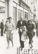 Początek lat 30., Lwów, Polska.
Z prawej idzie Wanda Rudeńska, późniejsza żona Henryka Kuronia, z lewej Stanisława Rudeńska (później Andruszewska).
Fot. NN, kolekcja Jacka Kuronia, zbiory Ośrodka KARTA