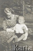 1936, Lwów, Polska.
Jacek Kuroń z matką Wandą.
Fot. NN, kolekcja Jacka Kuronia, zbiory Ośrodka KARTA