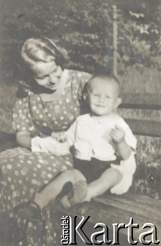 1936, Lwów, Polska.
Jacek Kuroń z matką Wandą.
Fot. NN, kolekcja Jacka Kuronia, zbiory Ośrodka KARTA