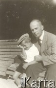 Wiosna 1938, Lwów, Polska.
Jacek Kuroń z ojcem Herykiem w parku Stryjskim.
Fot. NN, kolekcja Jacka Kuronia, zbiory Ośrodka KARTA