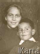 Ok. 1939, Lwów, Polska.
Jacek Kuroń z matką Wandą.
Fot. NN, kolekcja Jacka Kuronia, zbiory Ośrodka KARTA