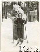 1944-1945, Rabka, Polska.
Jacek Kuroń na nartach.
Fot. NN, kolekcja Jacka Kuronia, zbiory Ośrodka KARTA