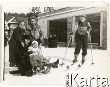 1944-1945, Rabka, Polska.
1. z lewej stoi Jacek Kuroń.
Fot. NN, kolekcja Jacka Kuronia, zbiory Ośrodka KARTAA