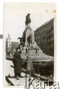 1939, Kraków, Polska.
Jacek Kuroń z ojcem Henrykiem przy Pomniku Grunwaldzkim.
Fot. NN, kolekcja Jacka Kuronia, zbiory Ośrodka KARTA