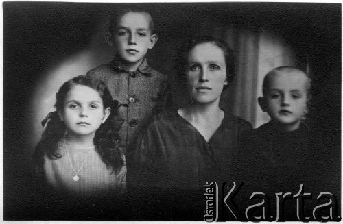 Lata 20-te, Brzeżany, woj. Tarnopol, Polska.
Rodzina Śmietańskich, matka z rodzeństwem, od lewej: Sabina, Adam, Rozalia Śmietańska (z domu Nowakowska) i Wacław.
Fot. NN, zbiory Ośrodka KARTA, udostępniła Danuta Śmietańska.