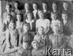 1945-1946, Bolszaja Jerba, Krasnojarski Kraj, ZSRR.
Wychowankowie sierocińca, na fotografii m.in.: Janka Murawska, M. Truszkowska, Borowska, Szuszkiewicz, K. Łyżnikówna, J. Wiśniewska, Chrostowska, A. Zawistowska, J. Karpówna, J. Kułakowska, Zagórska, Mroziewska, W. Zawistowska.
Fot. NN, zbiory Ośrodka KARTA, udostępniła Maria Tkacz.
