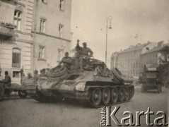 1944, prawdopodobnie Lublin, Polska.
 Żołnierze 1 Armii Wojska Polskiego wjeżdżają do wyzwolonego miasta.
 Fot. NN, zbiory Ośrodka KARTA, kolekcję dominikanina, brata Bernarda Gerbera udostępnił Mariusz Sielski.
   
