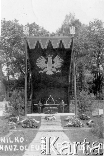 1935, Wilno, Polska.
Cmentarz wojskowy na Rossie, mauzoleum Marszałka Józefa Piłsudskiego.
Fot. NN, zbiory Ośrodka KARTA, kolekcja Zofii Makiełło, udostępnił Jan Stanisław Tumiłowicz.

