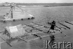 1.09.1939, Poleskie woj., Polska.
Tratwa na Pinie, na tratwie tablica z napisem: 
