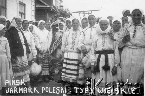 Sierpień 1939, Pińsk, Poleskie woj., Polska.
Jarmark Poleski - kobiety w strojach regionalnych.
Fot. NN, zbiory Ośrodka KARTA, kolekcja Zofii Makiełło, udostępnił Jan Stanisław Tumiłowicz.

