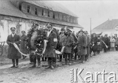 1930, Kosów Poleski, Poleskie woj., Polska.
Osadnicy wojskowi składają wieńce przy grobie Nieznanego Żołnierza, w środku stoi starosta hrabia Marian Zabiełło, z prawej Antoni Kulesza.
Fot. NN, zbiory Ośrodka Karta, udostępniła Anna Szczepanik.

