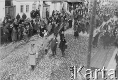 11.11.1937, Kosów Poleski, Poleskie woj., Polska.
Defilada osadników wojskowych, przy sztandarze idzie Antoni Kulesza.
Fot. NN, zbiory Ośrodka Karta, udostępniła Anna Szczepanik.

