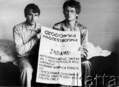Czerwiec 1978, Gdańsk.
Bogdan Borusewicz (po lewej) i Krzysztof Wyszkowski - działacze Wolnych Związków Zawodowych Wybrzeża - podczas tygodniowej głodówki protestacyjnej przeciwko pobiciu i aresztowaniu współpracownika KSS KOR Błażeja Wyszkowskiego. W głodówce wzięli udział także Józef Śreniowski i Piotr Dyk. Głodówka trwała równolegle z trwającą miesiąc głodówką Błażeja Wyszkowskiego,  prowadzoną w więzieniu.
Fot. NN, zbiory Ośrodka KARTA

