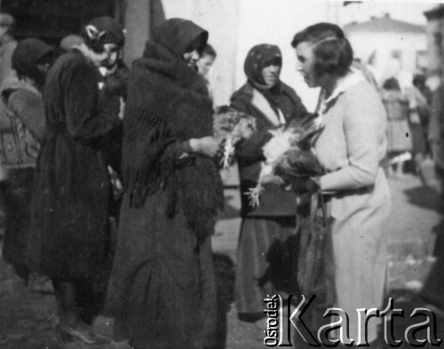 Lata 30., Kołomyja lub Obertyn, woj. stanisławowskie, Polska.
Zakupy na targu.
Fot. Julian Krogulski, zbiory Oúrodka KARTA, udostępnił Mariusz Krogulski.
