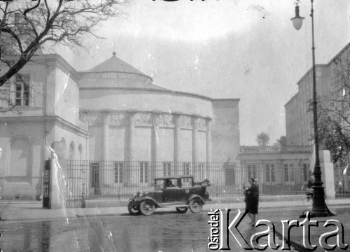 Lata 30., Warszawa, Polska.
Budynek Sejmu RP przy ulicy Wiejskiej.
Fot. Julian Krogulski, zbiory Ośrodka KARTA, udostepnił Mariusz Krogulski.
