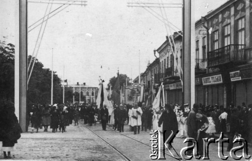 Lata 30., Kołomyja, woj. stanisławowskie, Polska.
Procesja ulicami miasta.
Fot. Julian Krogulski, zbiory Ośrodka KARTA, udostepnił Mariusz Krogulski.
