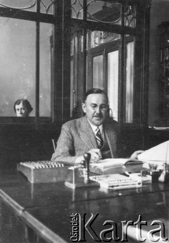 Lata 30., Kołomyja, woj. stanisławowskie, Polska.
Pracownicy banku.
Fot. Julian Krogulski, zbiory Oúrodka KARTA, udostępnił Mariusz Krogulski.
