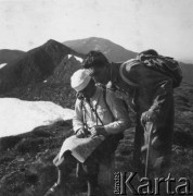 Lata 30., woj. stanisławowskie, Polska.
Członkowie Czarnohorskiego Towarzystwa Tatrzańskiego na wycieczce w górach, w białej czapce Julian Krogulski.
Fot. NN, zbiory Oúrodka KARTA, udostępnił Mariusz Krogulski.
