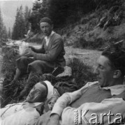 Lata 30., woj. stanisławowskie, Polska.
Członkowie Czarnohorskiego Towarzystwa Tatrzańskiego na wycieczce w górach, w białej czapce Julian Krogulski.
Fot. NN, zbiory Oúrodka KARTA, udostępnił Mariusz Krogulski.
