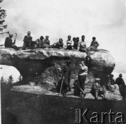 Lata 30., woj. stanisławowskie, Polska.
Grupa osób na wycieczce w górach.
Fot. Julian Krogulski, zbiory Oúrodka KARTA, udostępnił Mariusz Krogulski.