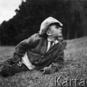 Lata 30., woj. stanisławowskie, Polska.
Chłopiec w kaszkiecie.
Fot. Julian Krogulski, zbiory Oúrodka KARTA, udostępnił Mariusz Krogulski.
