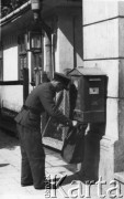 Lata 30., Kołomyja, woj. stanisławowskie, Polska.
Listonosz wyjmujący listy ze skrzynki.
Fot. Julian Krogulski, zbiory Oúrodka KARTA, udostępnił Mariusz Krogulski.