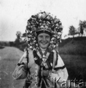 Lata 30., Nadwórna [okolice], woj. stanisławowskie, Polska.
Portret dziewczyny w regionalnym stroju.
Fot. Julian Krogulski, zbiory Oúrodka KARTA, udostępnił Mariusz Krogulski.