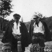 Lata 30., woj. stanisławowskie, Polska.
Dwaj młodzi mężczyźni.
Fot. Julian Krogulski, zbiory Oúrodka KARTA, udostępnił Mariusz Krogulski.