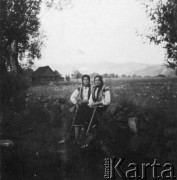 Lata 30., Nadwórna [okolice], woj. stanisławowskie, Polska.
Dziewczyny w regionalnych strojach.
Fot. Julian Krogulski, zbiory Oúrodka KARTA, udostępnił Mariusz Krogulski.
