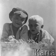 Lata 30., woj. stanisławowskie, Polska.
Dzieci.
Fot. Julian Krogulski, zbiory Oúrodka KARTA, udostępnił Mariusz Krogulski.
